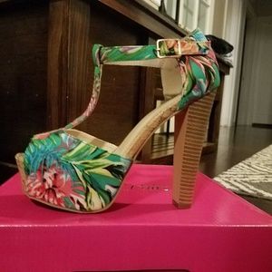 Dream Pairs Laura floral peep toe platform heels